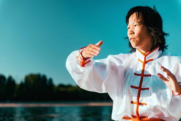 Comment intégrer des exercices de Tai Chi pour améliorer l'équilibre et prévenir les chutes ?