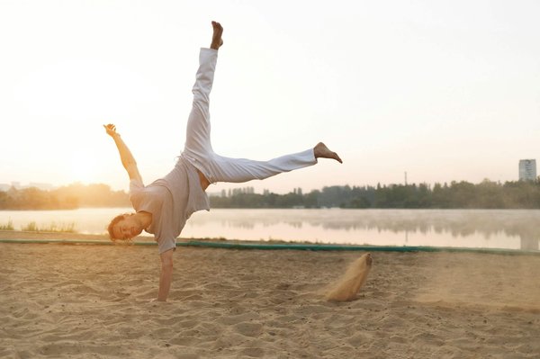 Comment la capoeira allie-t-elle culture, danse et fitness pour la perte de poids ?